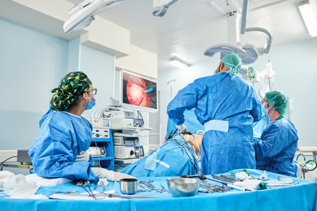 team of surgeons performing laparoscopic surgery i 2022 03 15 18 30 01 utc